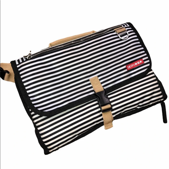 Skip Hop portable baby changing section bag - Picture 5 of 11